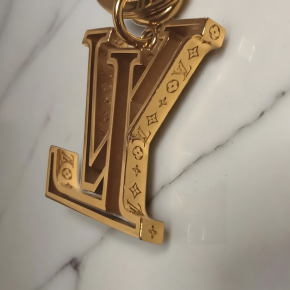 Louis Vuitton LV Link Gold Bag Charm Key Holder M69481 ✨ - Picture 4 of 11